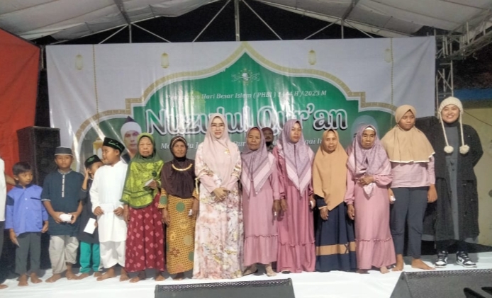 Wabup Cirebon Bunda Ayu Hadiri Nuzulul Qur,an Beri Santunan Anak Yatim Dan Jompo Di Desa Kanci Wetan