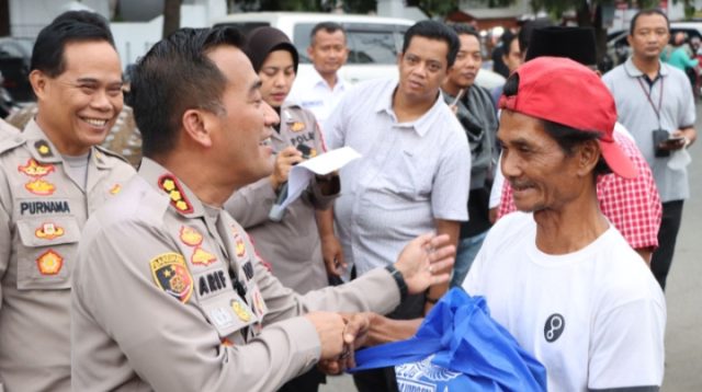 Polresta Cirebon Bagikan Paket Sembako ke Tukang Ojek hingga Tukang Becak