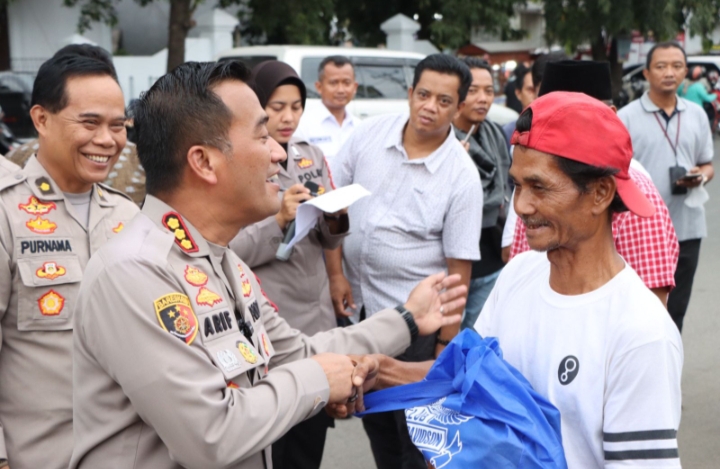 Polresta Cirebon Bagikan Paket Sembako ke Tukang Ojek hingga Tukang Becak