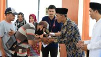 Ratusan Petugas Kebersihan di OKI Terima Zakat