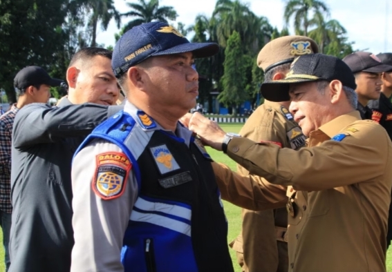 Bupati Ogan Komering Ilir (OKI) Iskandar saat memimpin apel gelar pasukan Operasi Ketupat Lebaran 2023.