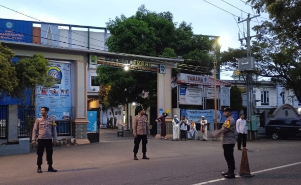 Personel Polresta Cirebon Amankan Salat Idul Fitri di Kabupaten Cirebon