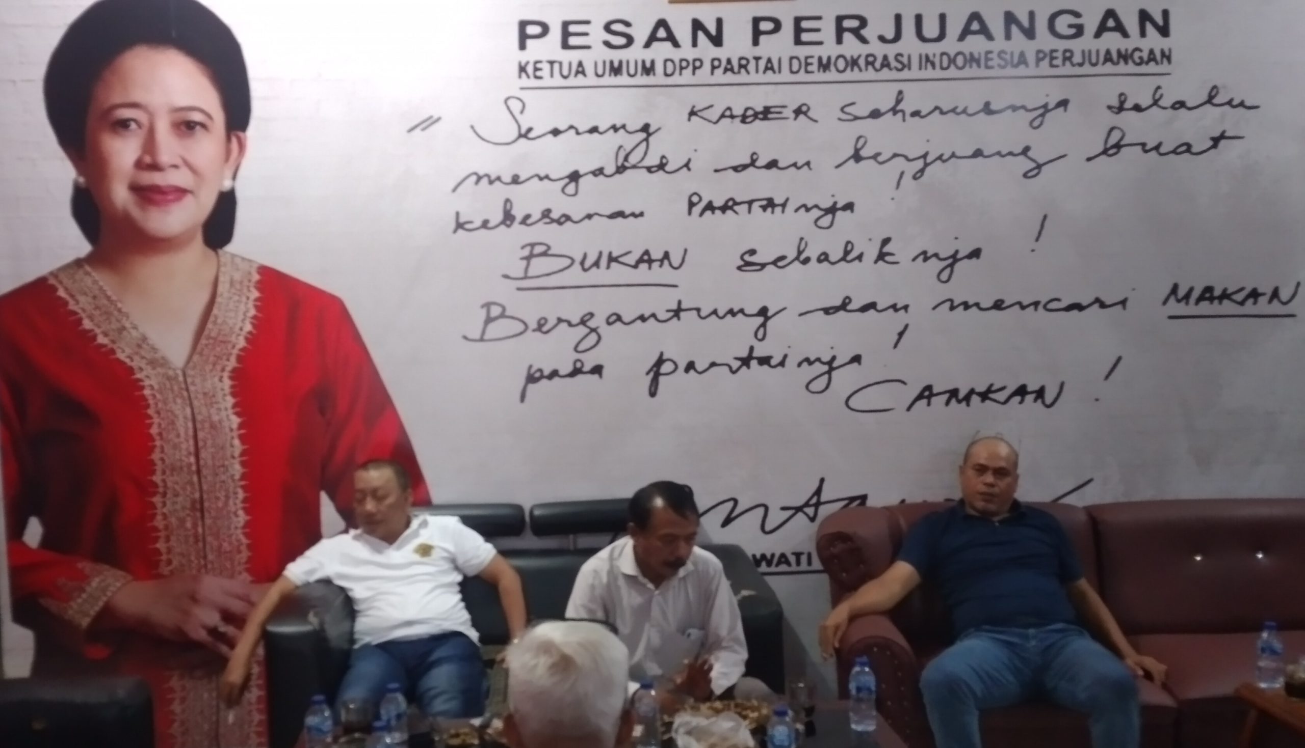 H. Anton SH (Calon Bupati Kolut) Bersama Pengurus PDIP Prov. Sultra, Kumpul Bareng Dimabes PDIP Diskusi dan Ngopi Santai