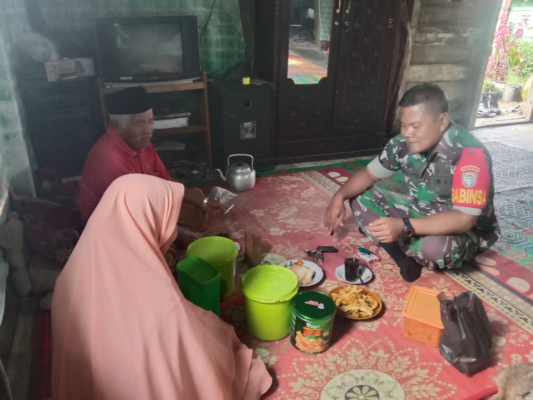 Masih Suasana Lebaran 1444H/2023M Babinsa Sambangi Rumah Warga