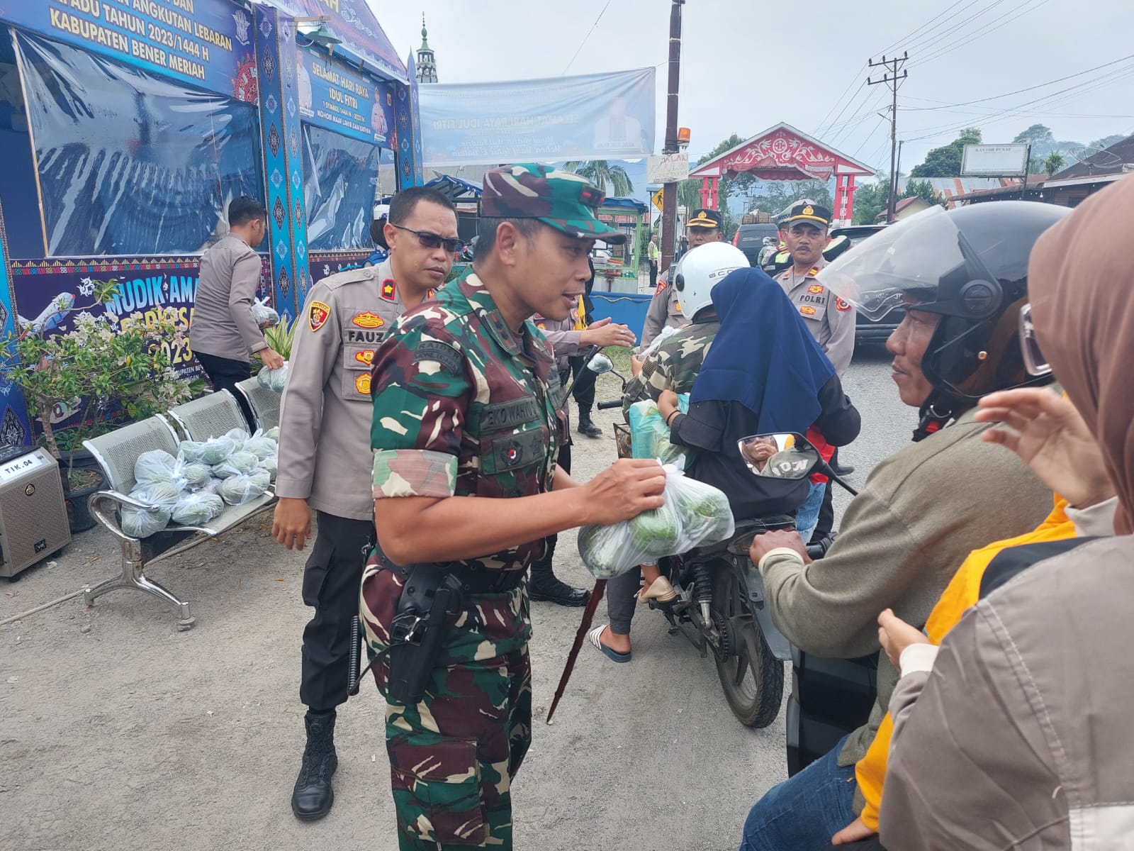 TNI-Polri Bagi Bingkisan Buah Kepada Pengendara Arus Balik Mudik dan Wisatawan Bener Meriah