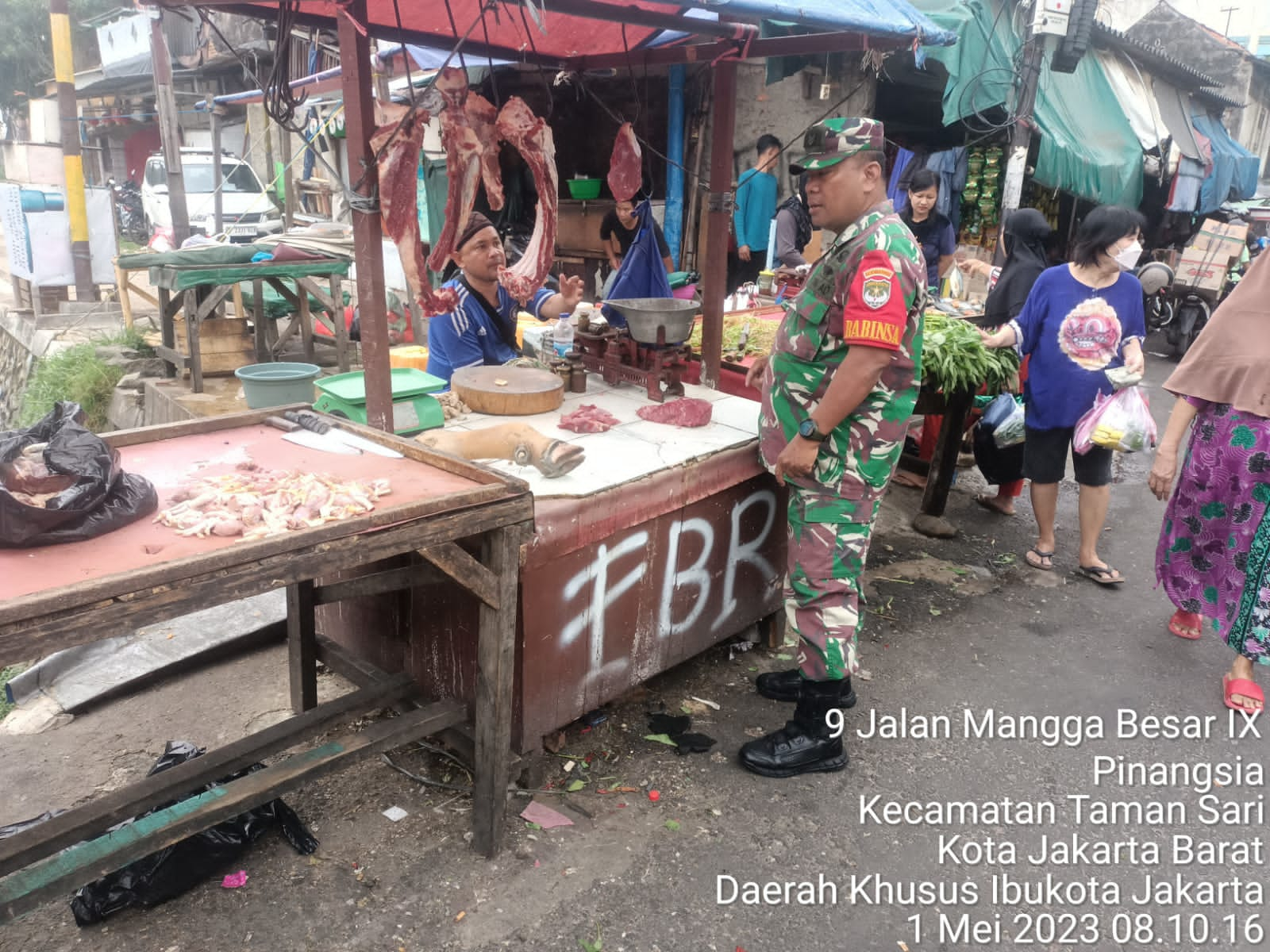 Rutinitas, Babinsa Serka Agus Priyono Pantau Stabilitas Harga Sembako Di Pasar