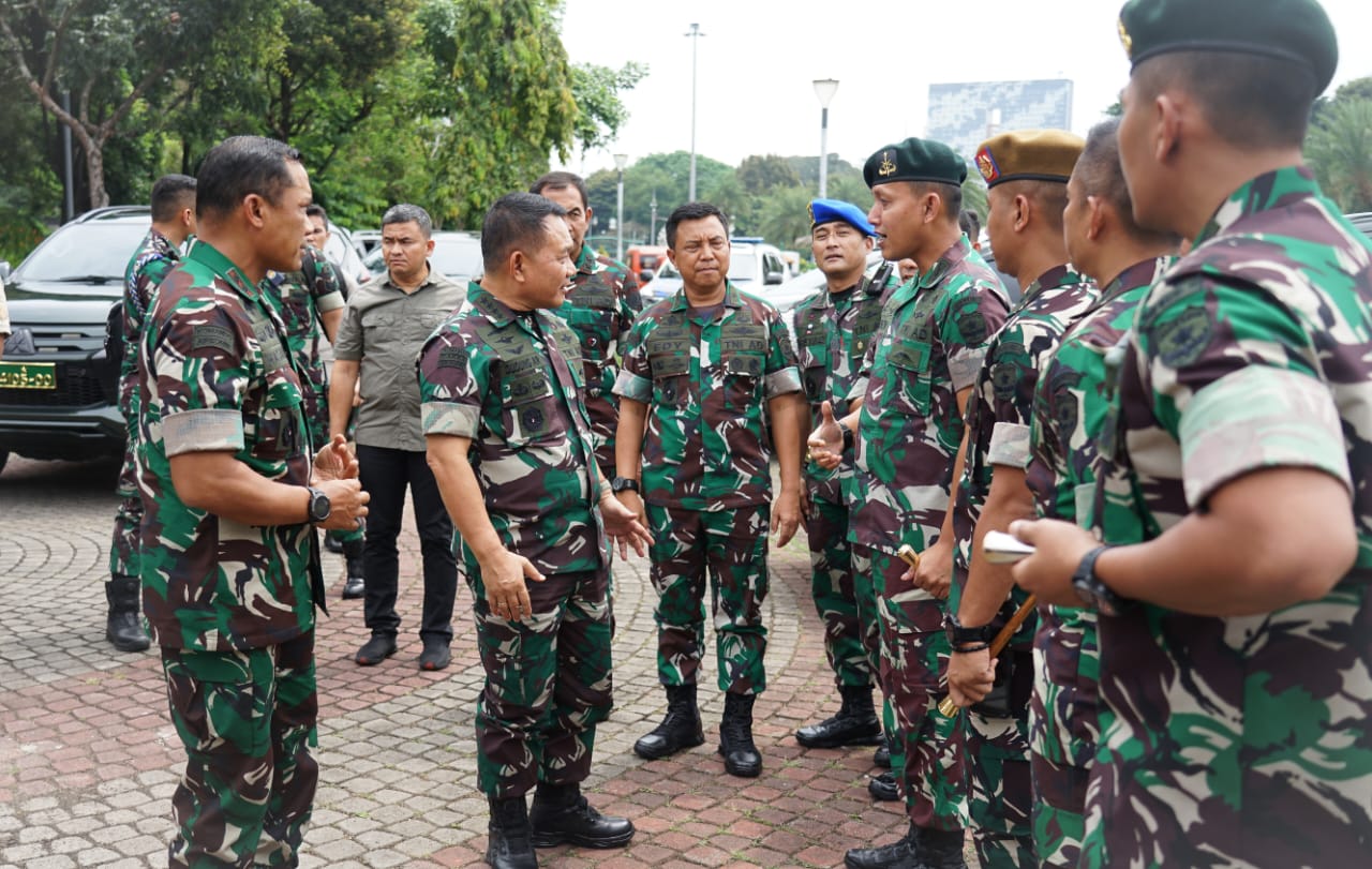 Yakinkan Kesiapsiagaan Pasukan Pengamanan Aksi Unras, Kasad Datangi Posko Monas