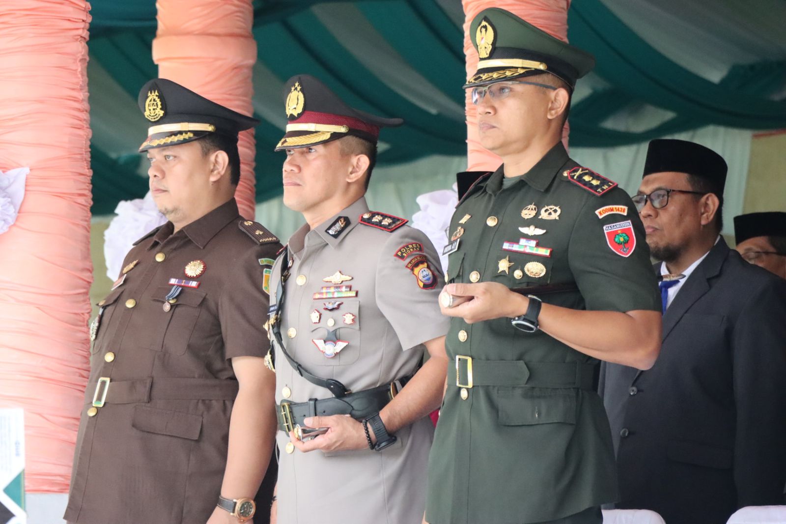 Kapolres Sidrap Hadiri Upacara Otonomi Daerah XXVII dan Hari Pendidikan Nasional Yang Dipimpin Bupati