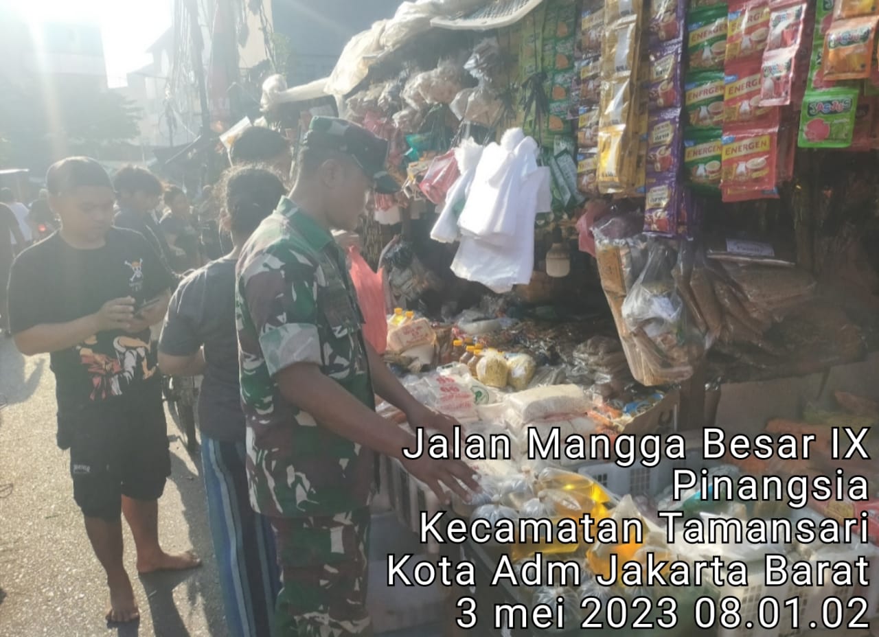 Kunjungi Pasar Tradisonal, Ini Yang Dilakukan Babinsa Sertu Suharno