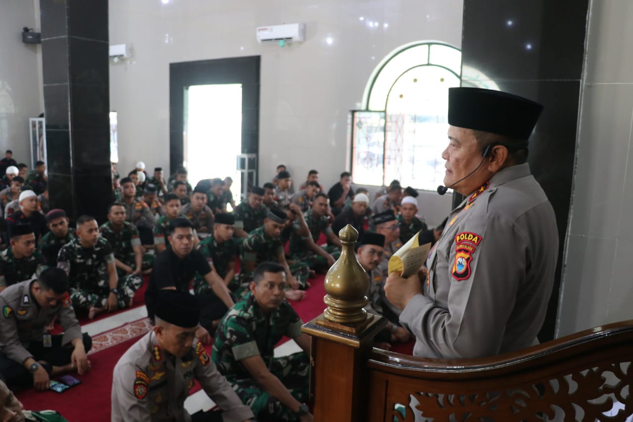 Gelar Sholat Dhuhur Berjamaah, Kapolda Sulsel dan Danyon Armed 6/105 Kostrad Perkuat Soliditas TNI-Polri