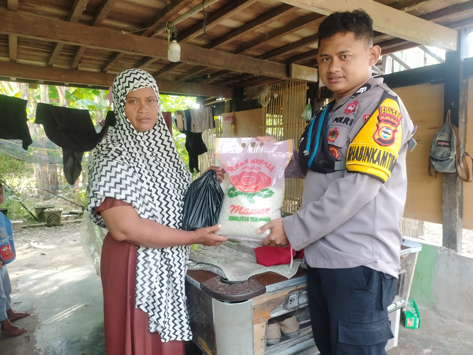 Aksi Berbagi Bhabinkamtibmas ini, Berikan Sembako kepada Warga Kurang Mampu