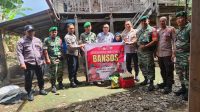 Baksos Sinergitas Polsek Bersama Koramil 1420-07 dan Pemerintah Kecamatan Baranti Bagikan Sembako Kepada Warga