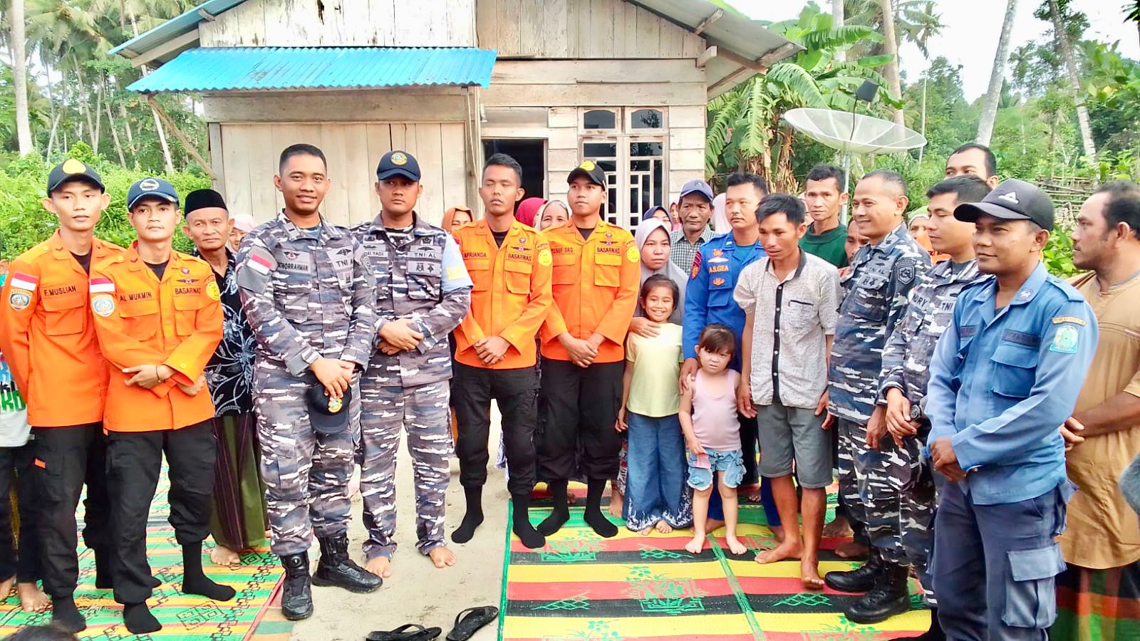 Tangis Bahagia Keluarga Korban, Tim SAR Lanal Simeulue Berhasil Mengantar Kembali Orang Hilang Di Laut Ketengah Keluarga