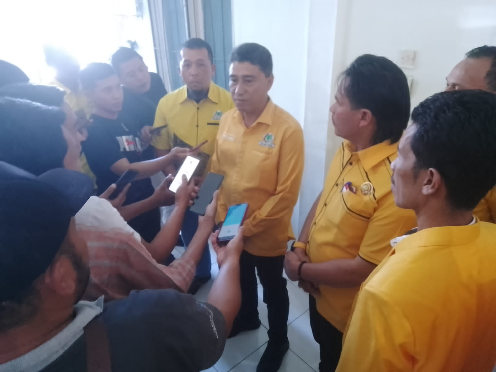 Calon Partai Golongan Karya (GOLKAR)Menunjuk kan Cahaya Kuning Nya Mendaftar Di Kantor KIV BM