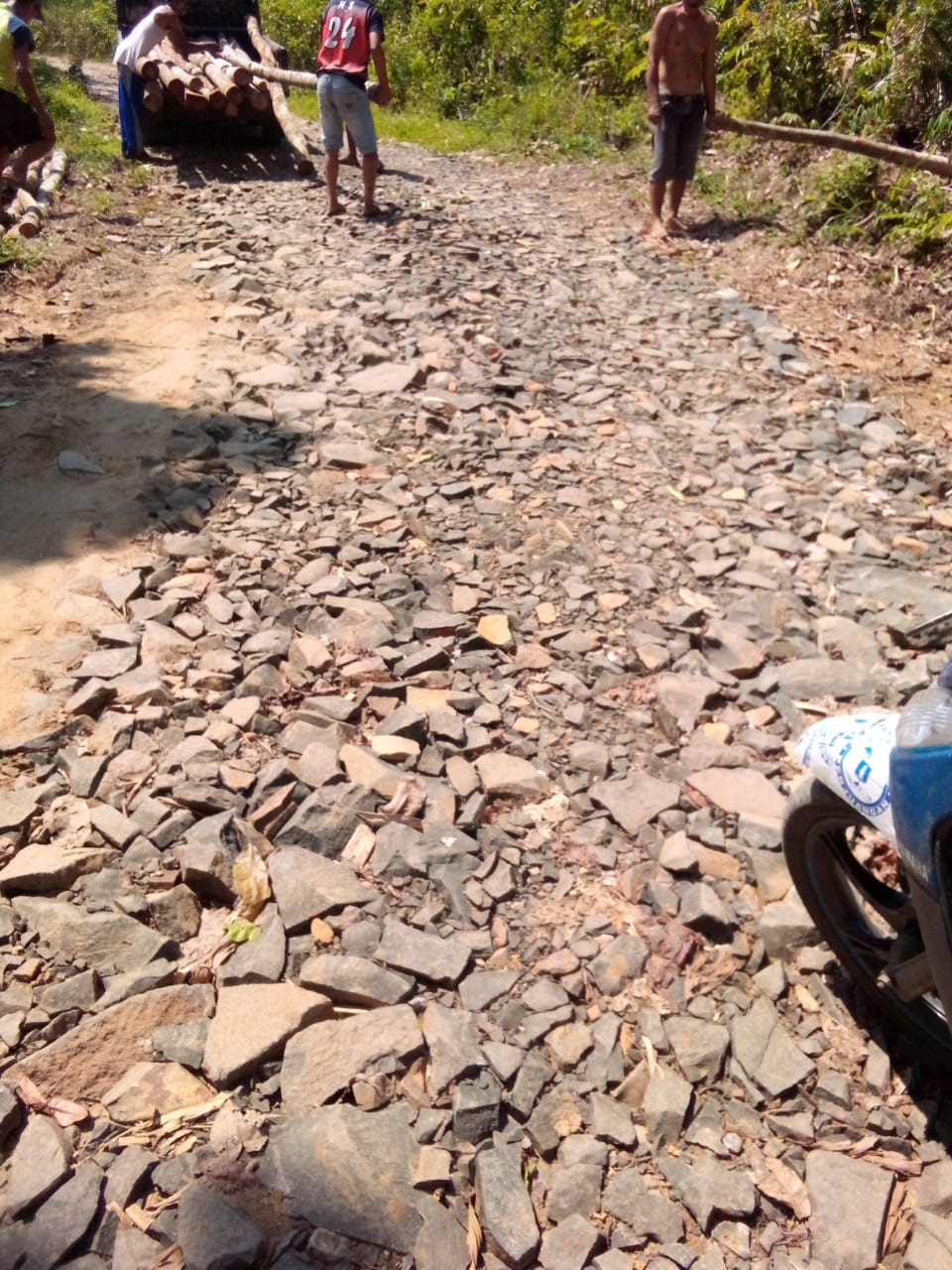 Infastruktur Jalan Poros Desa Di Kerjakan Asal-Asalan Di Duga Ada Peyelewangan.