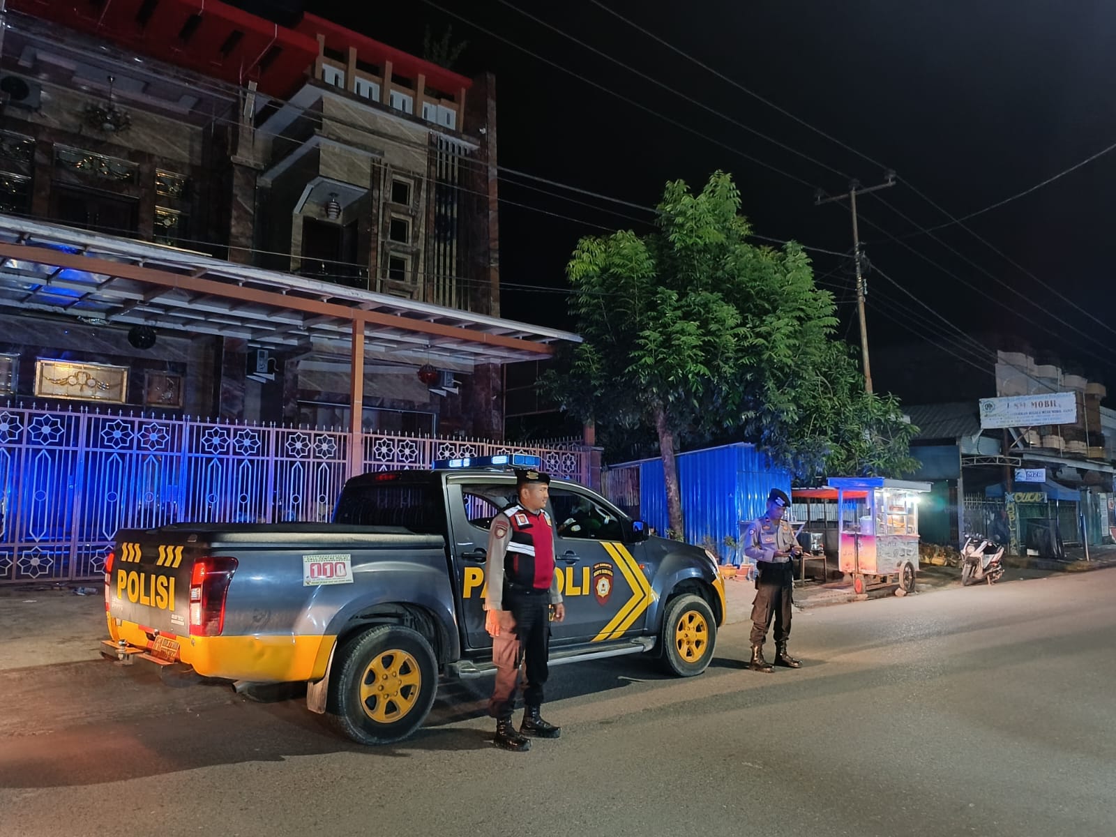 Malam Akhir Pekan, Personel Sat Samapta Polres Sidrap Melaksanakan Patroli Dialogis dan Blue Light