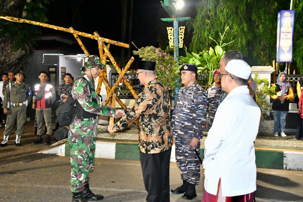 Danlanal Banjarmasin Melepas Peserta Napak Tilas Luran Teks Proklamasi Gubernur Tentara ALRI Divisi IV Pertahanan Kalimantan Ke-74 Tahun 2023