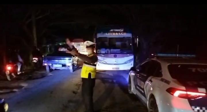 Personel Sat Lantas Polres Sidrap Turun Urai Kemacetan Akibat Bus Trabel di Badan Jalan