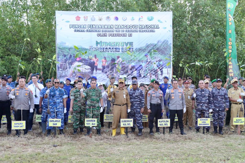 Forkopimda Kalsel Laksanakan Penanaman Mangrove Nasional Secara Serentak di Desa Pagatan Besar Kecamatan Takisung Kabupaten Tanah Laut