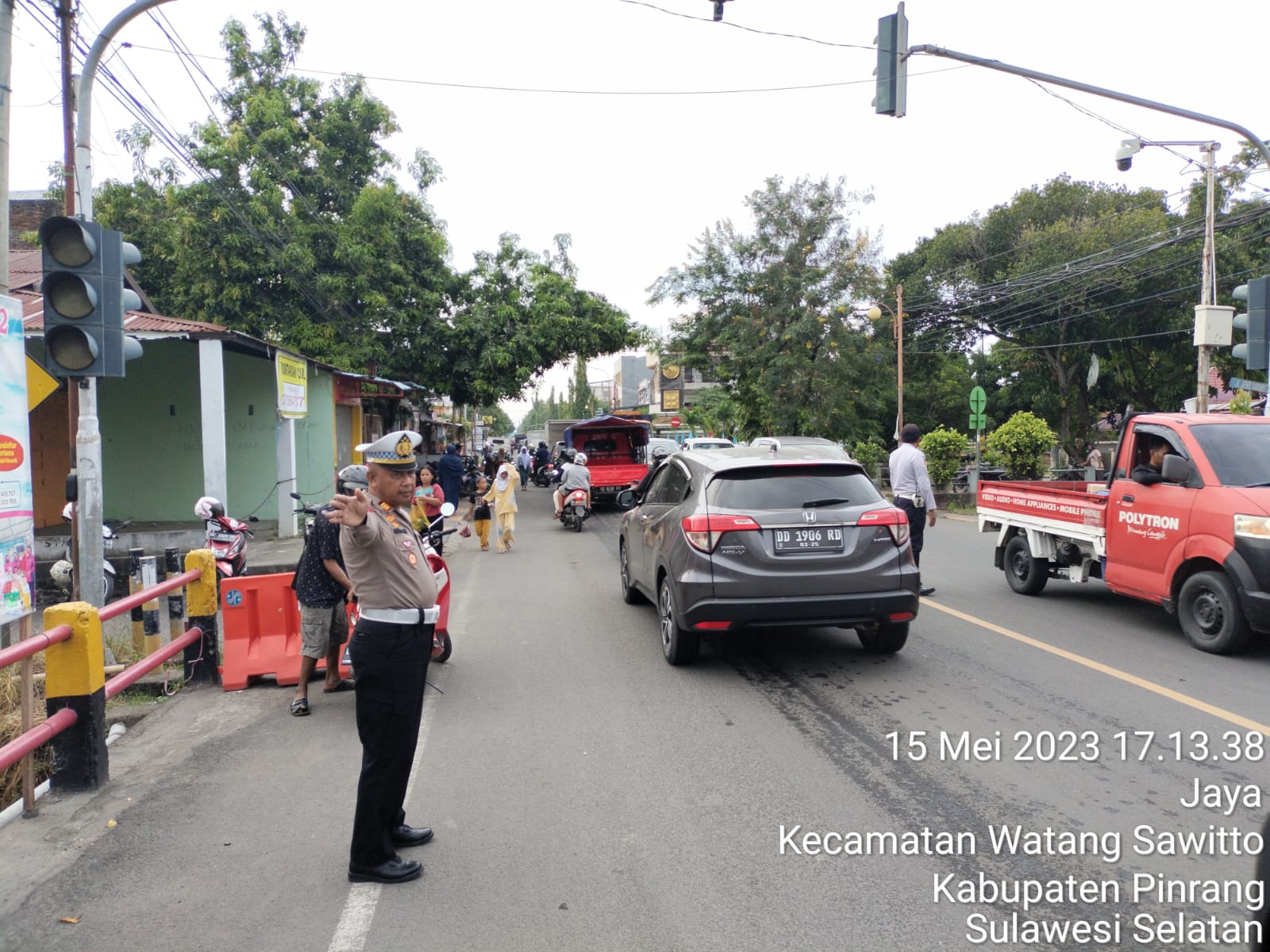 Arus Lalulintas Padat di Depan Pos 700, Kasat Lantas Polres Pinrang Terjun Langsung Pimpin Gatur