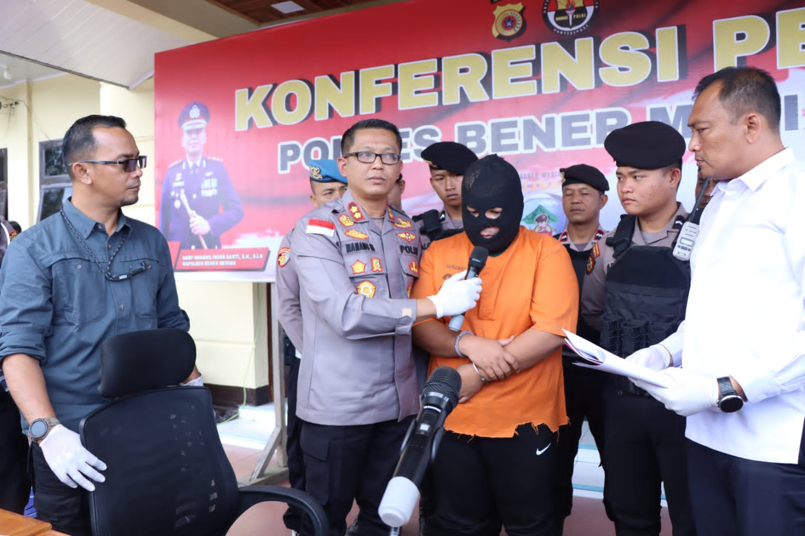 Ungkap Kasus Pencabulan, Polres Bener Meriah Gelar Konferensi Pers   Keizalinnews,com:  Rabu (17/5/2023) Polres Bener Meriah menggelar Konferensi Pers Terkait Pengungkapan kasus Jarimah Pencabulan yang dilakukan oleh seorang Oknum Guru Ngaji di Kabupaten Bener Meriah  Kapolres Bener Meriah Akbp Nanang Indra Bakti, SH, SIK mengatakan Polres Bener Meriah saat ini sedang menangani  perkara jarimah pemerkosaan sebagai mana dimaksud dalam pasal  50 Jo 47 Kanun Aceh No 6 Tahun 2014 Tentang Hukum Jinayat, Terhadap  Korban Seorang Anak Laki Laki Yang Masih Dibawah Umur  Atas  Kasus tersebut Unit PPA Polres Bener Meriah sudah melakukan  penangkapan terhadap diduga Pelaku yang Berinisial MIH (26) Guru  Ngaji di salah satu Pesantren/ Dayah di Kecamatan Timang Gajah Kabupaten Bener  Meriah.   “Barang bukti yang disita oleh Penyidik berupa 1 buah  kemeja bahan kain lengan pendek berwarna biru dongker gelap  merek Georgani, 1 buah kain sarung warna hitam corak Rencong  Aceh warna putih merek Wadimor, 1 buah celana dalam warna ungu  karet merah.” Kata Nanang(M,s)