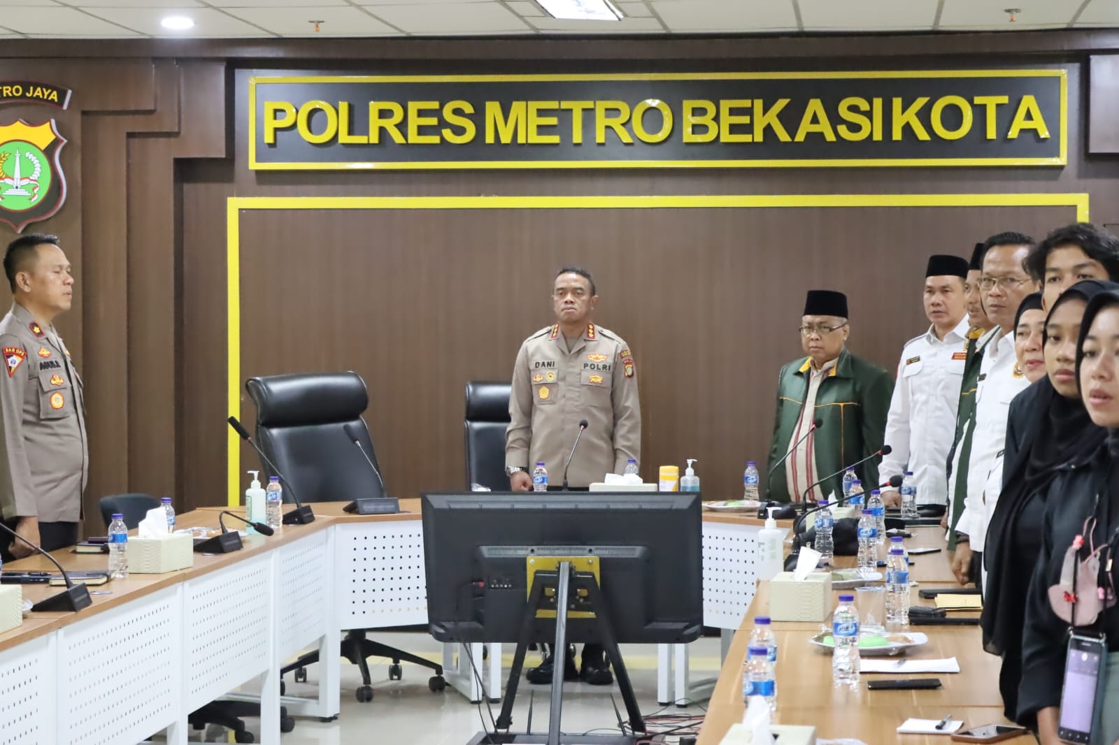 Kapolres Metro Bekasi Kota dan Jajaran Ikuti Vicon Dialog Penguatan Internal Polri