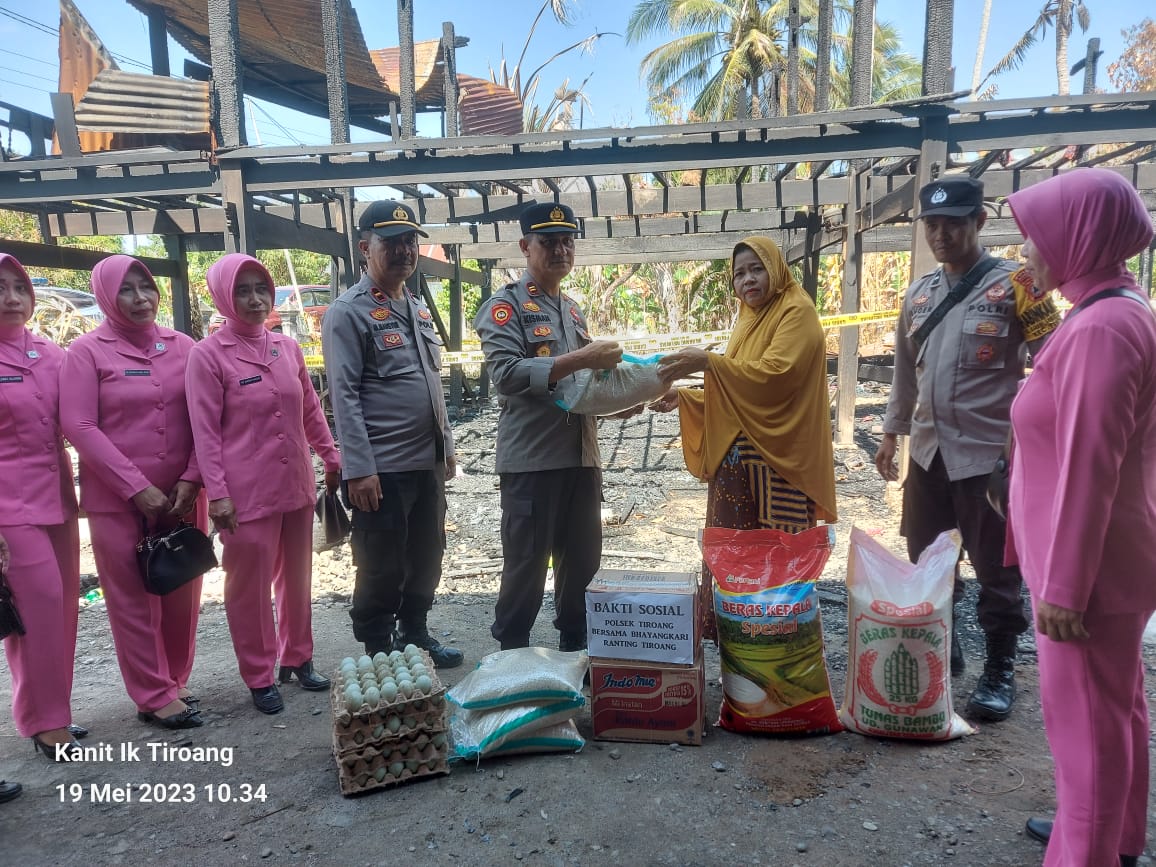 Peduli,Polsek Tiroang bersama Bhayangkari Berikan Bansos Kepada Warga yang Dilanda Musibah Kebakaran Rumah