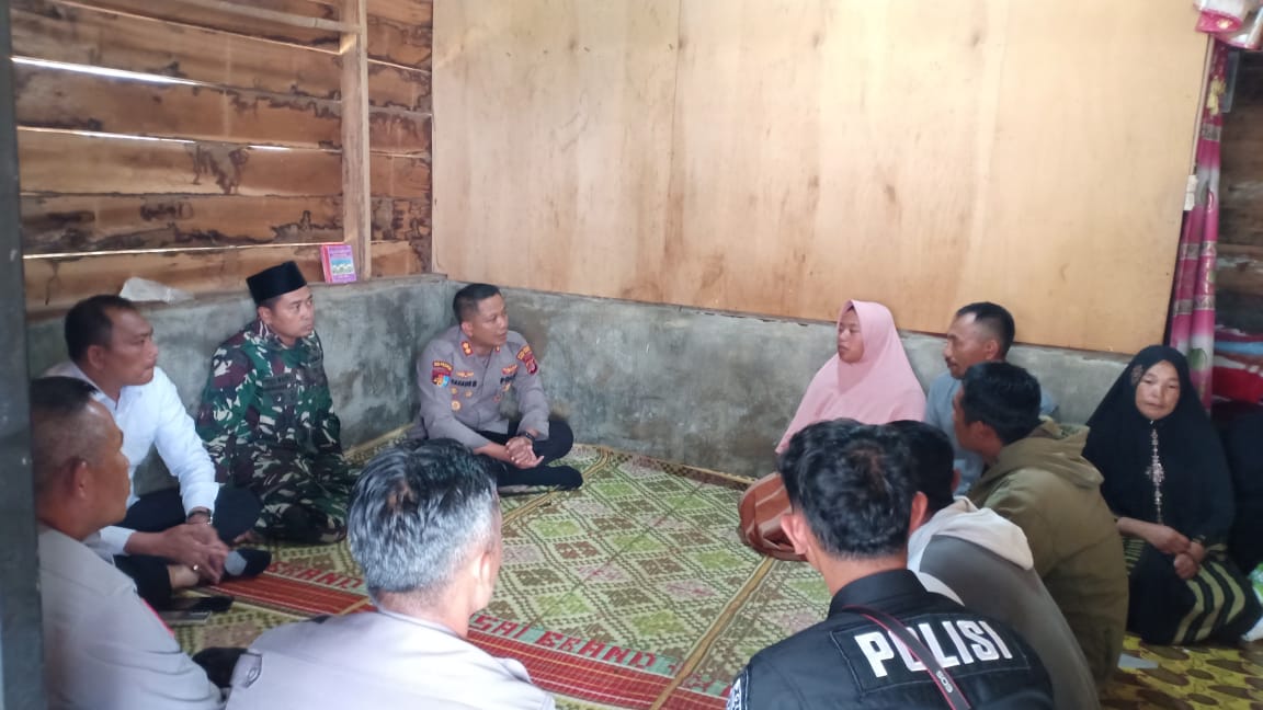 TNI-POLRI Peduli, Berikan Santunan Kepada Keluarga Korban Gantung Diri Di Kecamatan Permata