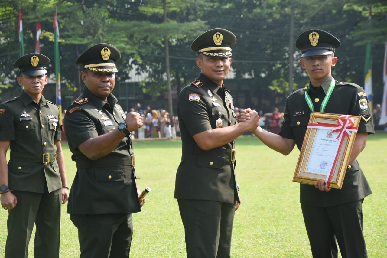 Pgs. Danrindam Jaya Kolonel Inf Rudianto Resmi Tutup Pendidikan Pembentukan Bintara TNI AD TA.2023 dan Melantik 632 Bintara Baru