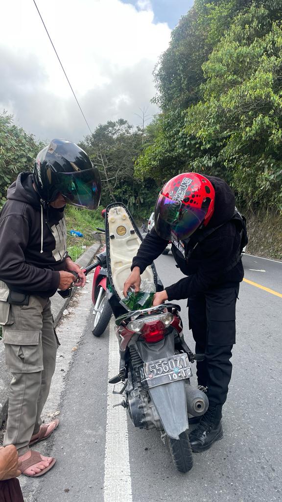 Peduli, Dua Personil Sat Samapta Polres Bener Meriah Membantu Pengendara Sepeda Motor Yang Kehabisan Bahan Bakar