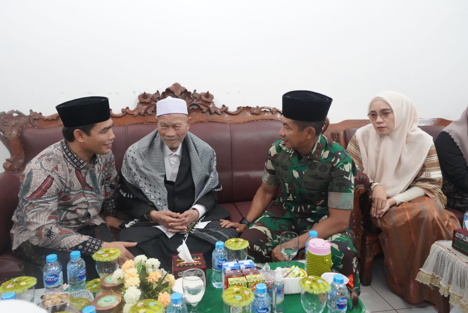 Dengan penuh Khidmat, Pangdam Iskandar Muda kunjungi Kediaman Ulama kharismatik Abu Kuta Krueng di Kab. Pidie Jaya