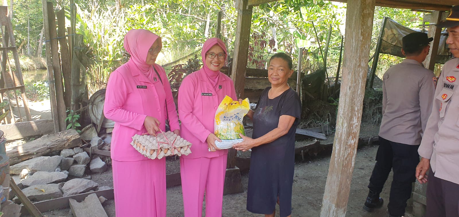 Baksos Peduli, Bhayangkari Ranting Lembang Cabang Pinrang Serahkan Bantuan ke Masyarakat Kurang Mampu