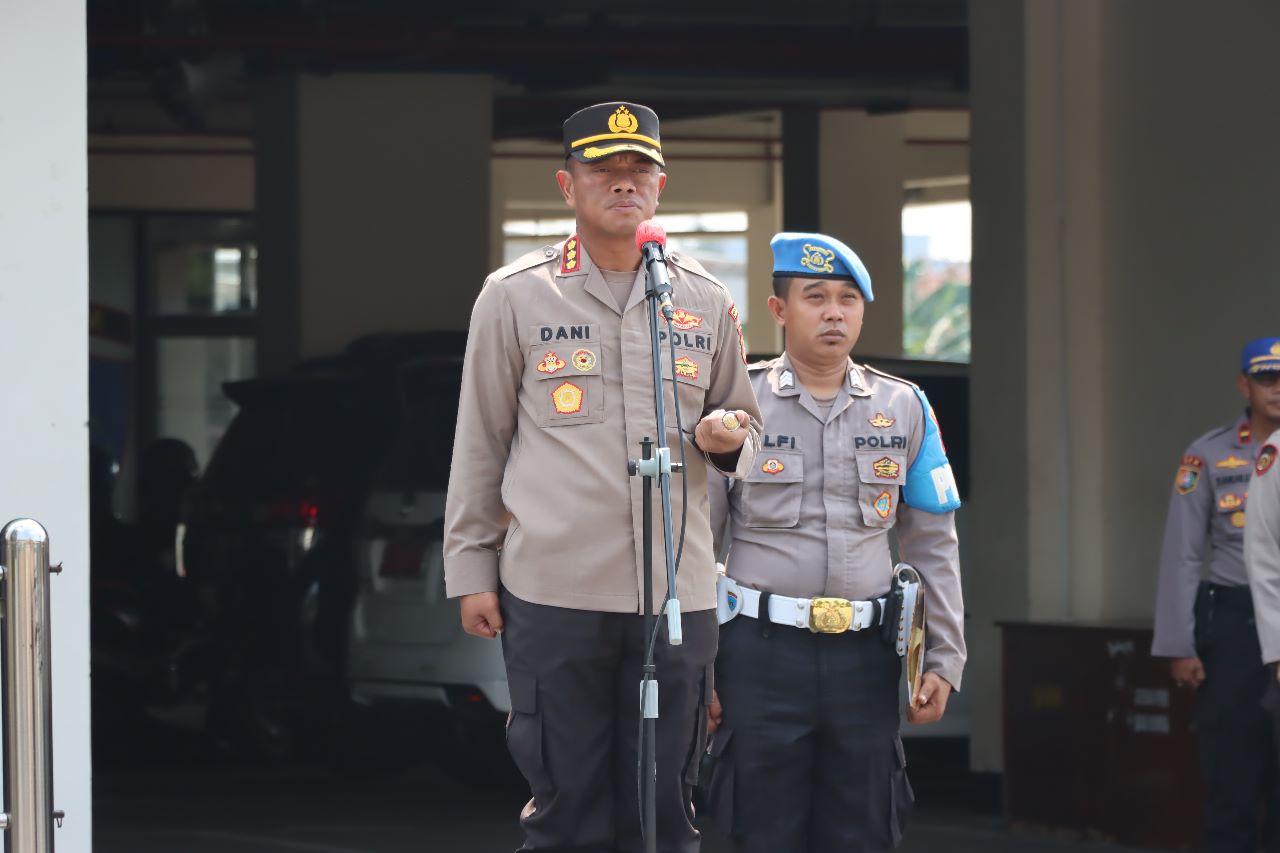 Menjadi Irup, Kapolres Metro Bekasi Kota Pimpin Upacara Serah Terima Siswa Diktuk BA Polri Gelombang I Tahun 2023 SPN Polda Metro Jaya Dalam Rangka Pelaksanaaan Latihan Kerja (Latja)