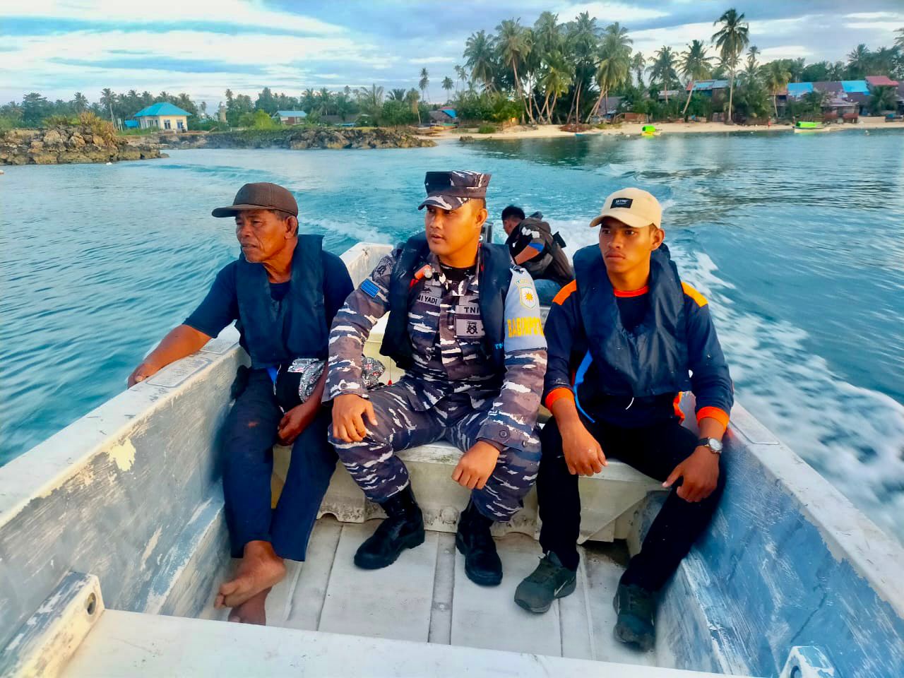 Gerak Cepat, Tim SAR Lanal Simeulue Laksanakan Evakuasi Nelayan Trouble Mesin di Laut