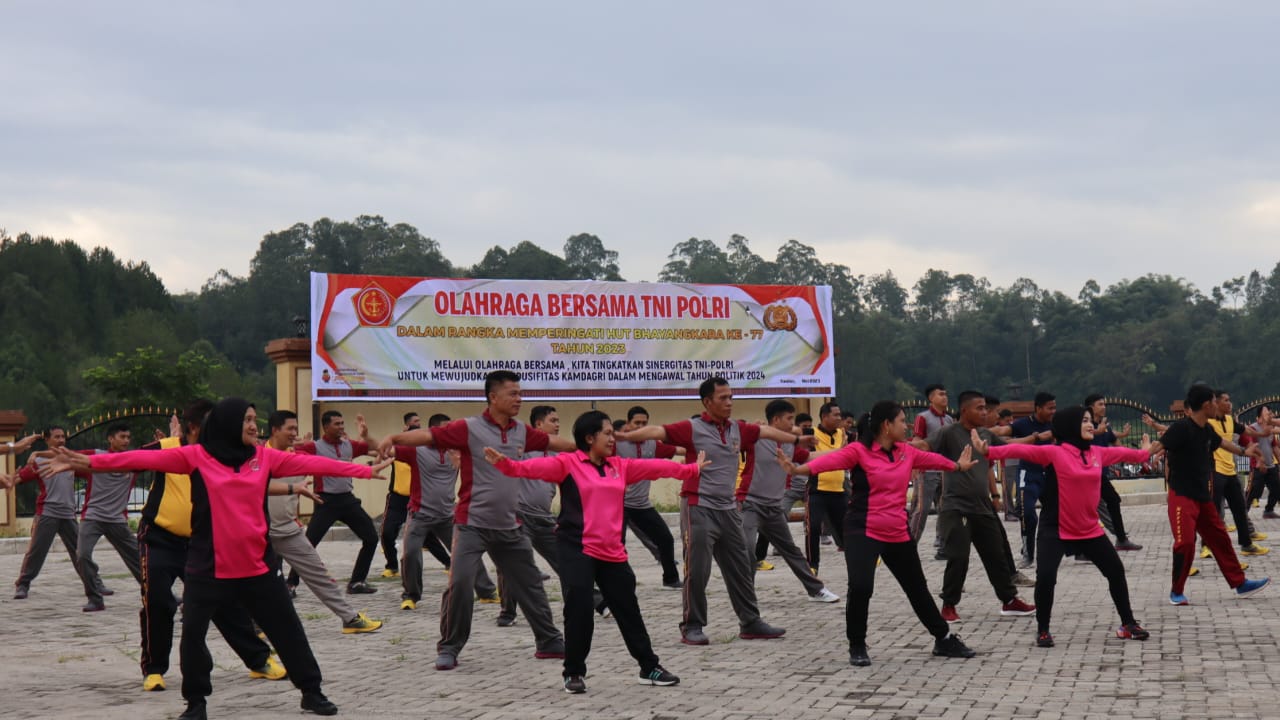 Sambut HUT Bhayangkara ke-77, TNI-Polri Gelar Olahraga Bersama Perkuat Soliditas Di Kabupaten Toraja Utara