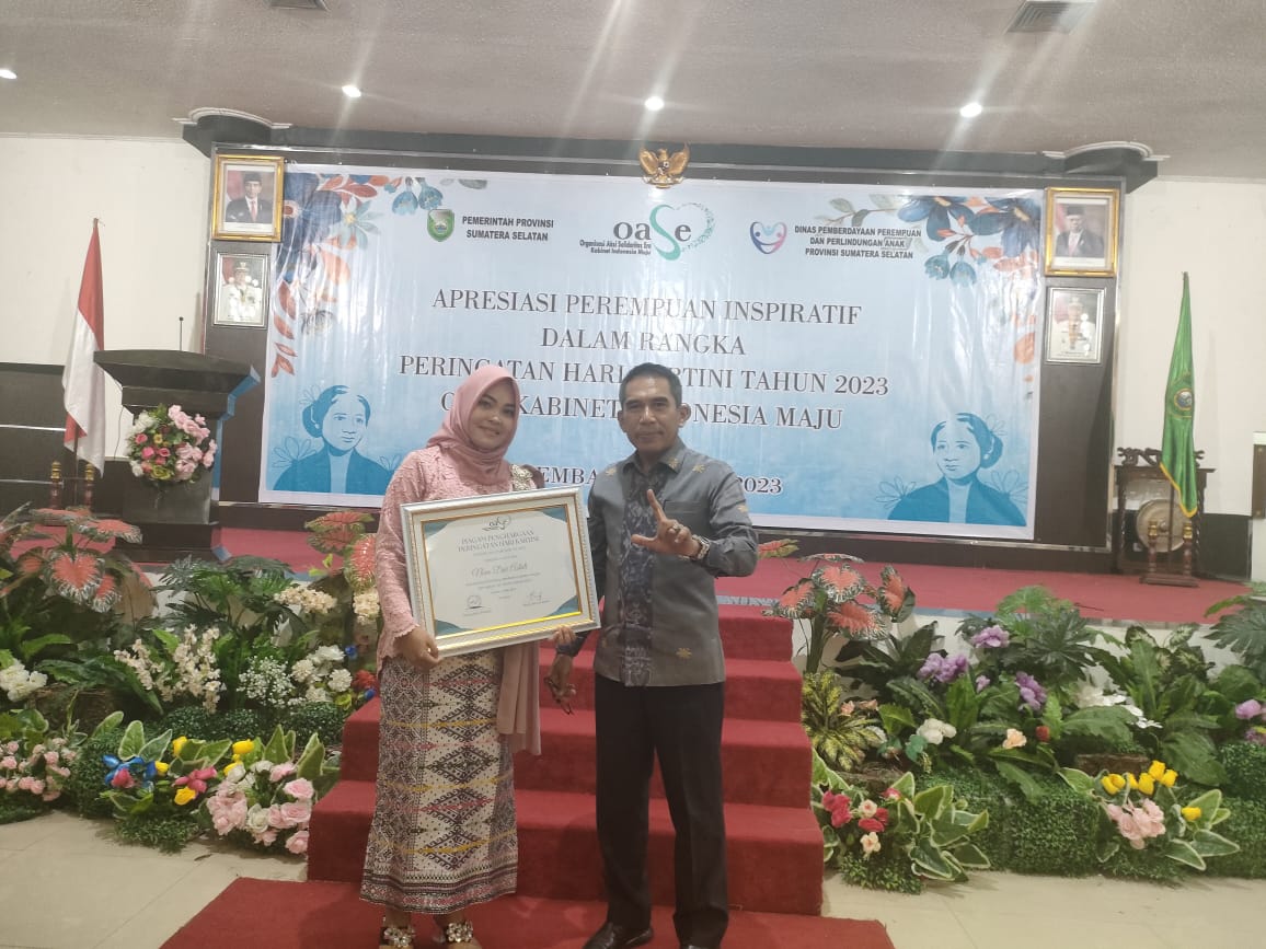 Nova Dwi, GURU Honorer OKI Terima Penghargaan Perempuan Inspiratif di SUMSEL