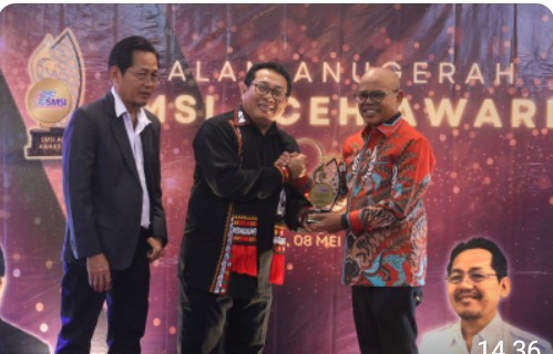 Dinilai Sebagai Penggerak Pembangunan, Pj Bupati Aceh Utara Terima Award dari SMSI