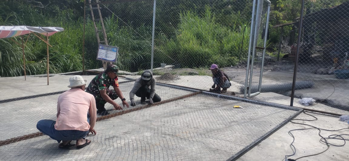 Bentuk Dan Peduli Babinsa Ikut Bantu Masyarakat Pasang Pagar Kawat Harmonika