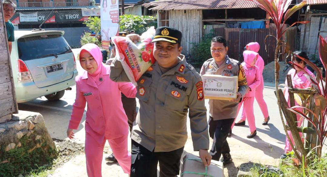 Luar Biasa..!, Kapolres Toraja Utara Rela Angkat Sembako Untuk Bantuan Sosial Kepada Warganya