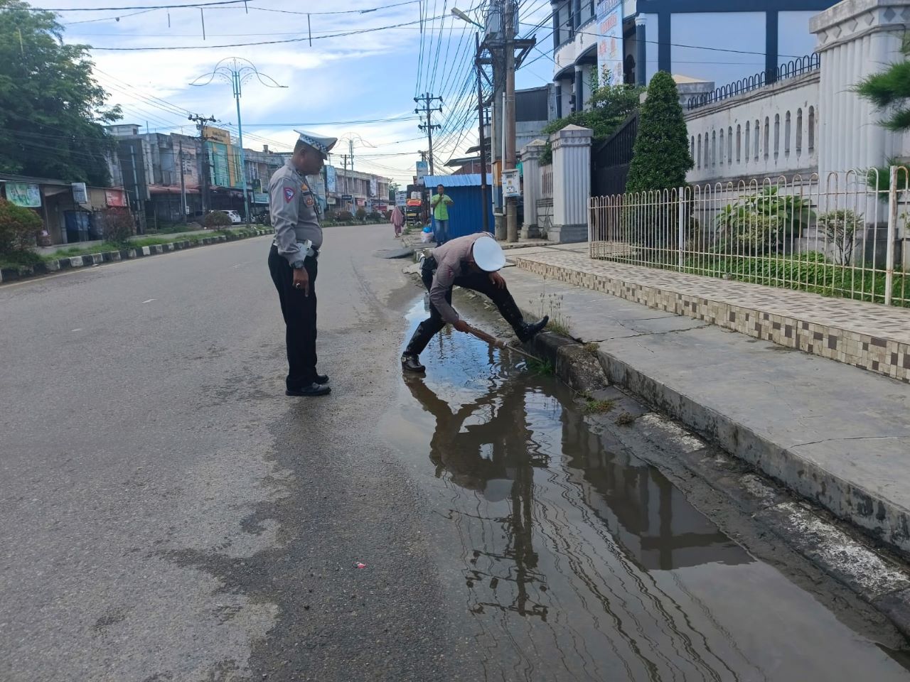 Jalan Tergenang Air, Ini Yang Dilakukan Anggota Satlantas Polres Aceh Timur