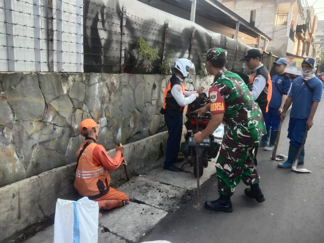 Babinsa Bersama Tiga Pilar Dan Warga Kerja Bakti Bersihkan Saluran Air.