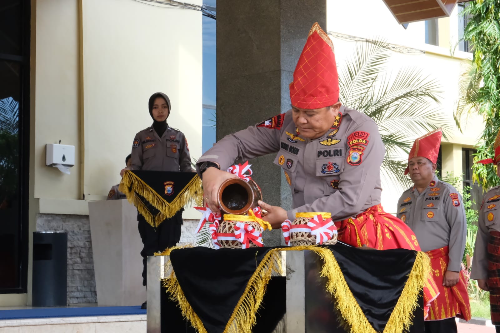 Dalam Rangka HUT Bhayangkara Ke-77, Polda Sulsel Gelar Tradisi Penyerahan Air Suci Untuk Pencucian Pataka