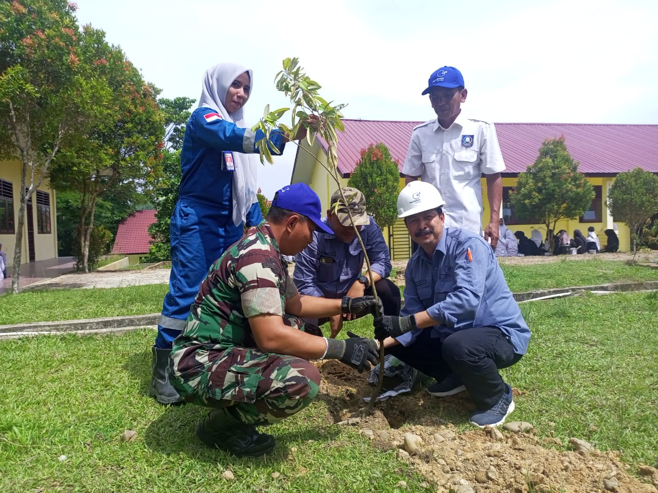 Medco E&P Gelar Penanaman pohon Unggulan Dan Diskusi Di SMA 1 Indra Makmur.