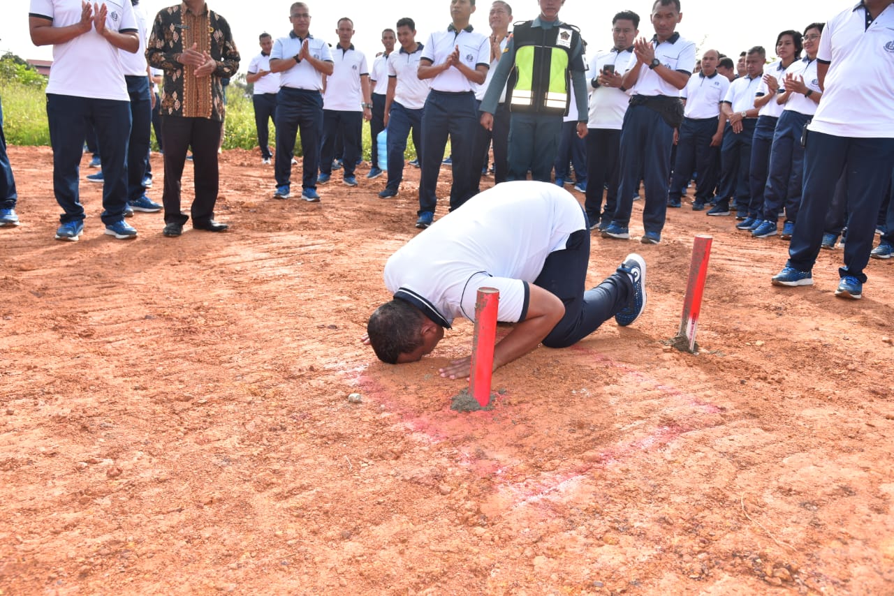 Tetapkan Arah Kiblat Masjid Opu Daeng Manambon, Danlantamal XII Sujud Syukur