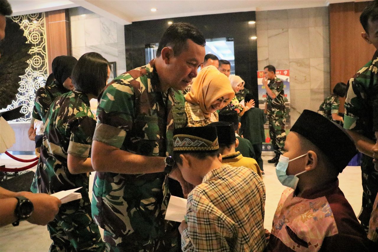 Pangkoopsud I Serahkan Santunan dan Bantuan Sosial Kepada Anak Yatim dan Masyarakat