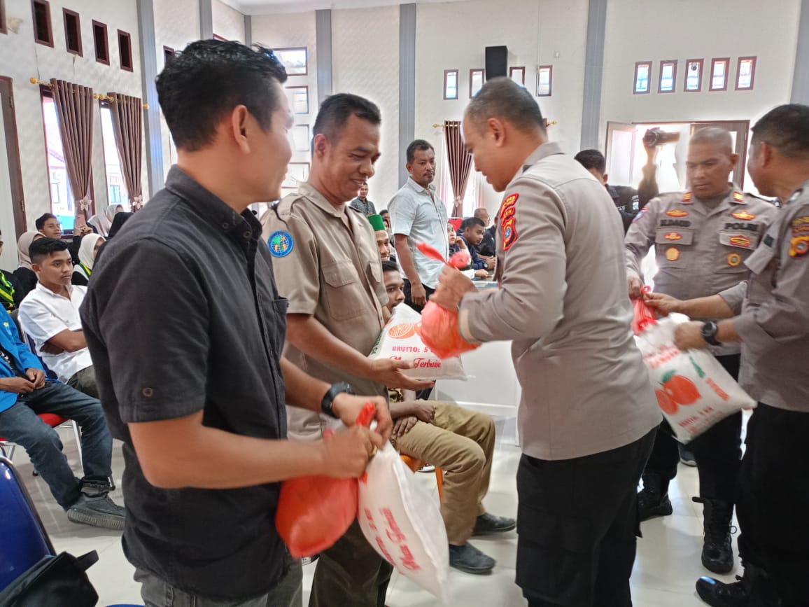 HUT ke-77 Bhayangkara, Polres Aceh Timur Gelar Bansos