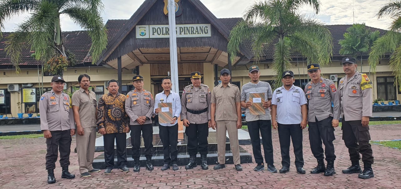 HUT Bhayangkara Ke-77, Kapolres Pinrang Serahkan Penghargaan Ke Pemenang Lomba Satkamling