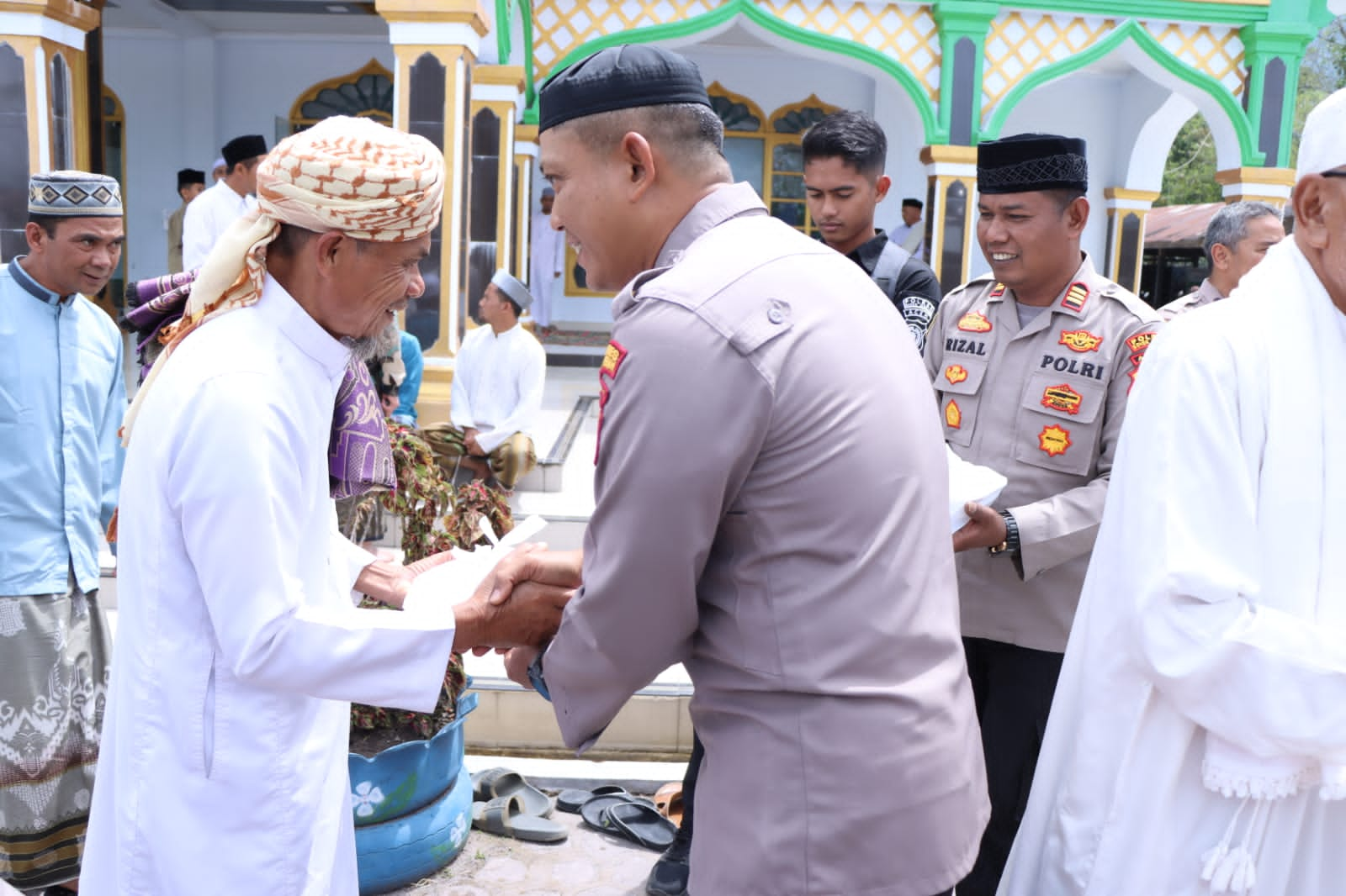 Jumat Berkah Dalam Rangka Hari Bhayangkara Ke-77 Kapolres Bener Meriah Bagikan 100 Nasi Kotak Kepada Jamaah Jumat Masjid Al-Muttaqin