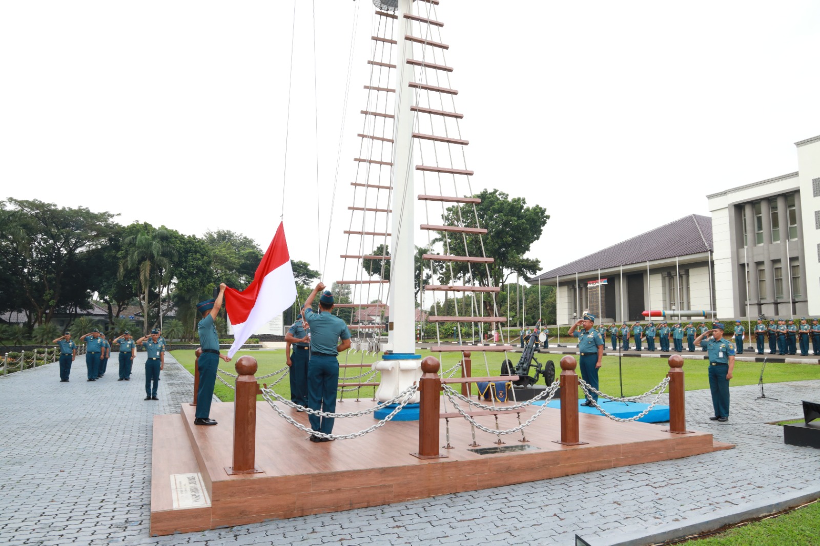 LUAR BIASA, PRAJURIT SESKO TNI AL KIBARKAN BENDERA MERAH PUTIH LAUT JAWA