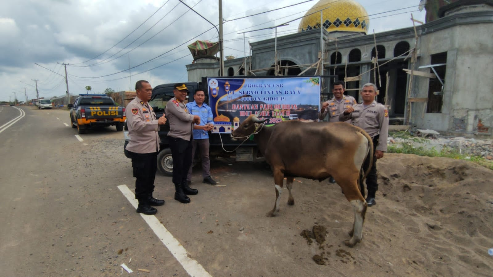 Kapolres PALI Terima Sapi Korban Program CSR PT SLR